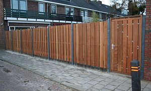 Hout & beton schutting